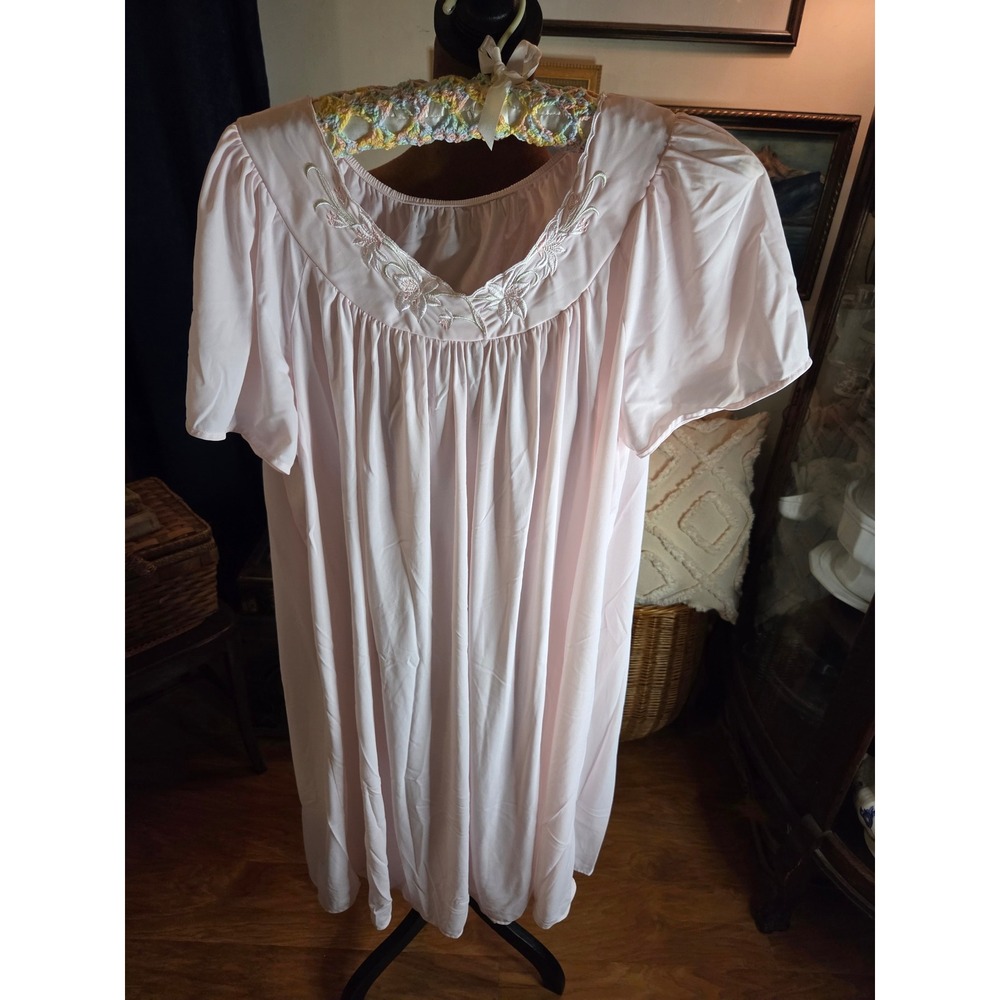 Vintage Pink Nylon Embroidered Floral Nightgown Short Sleeve Sleepwear